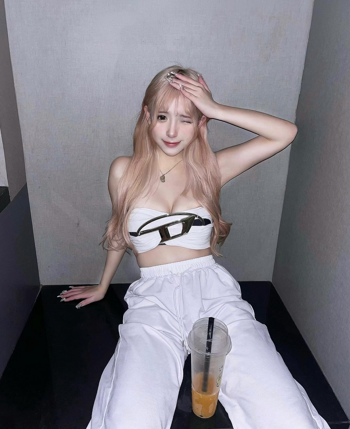 留学生约爱约炮加line：qj98877可上门啦